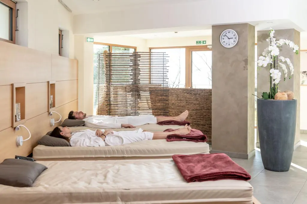Lettini AKVA in un ambiente SPA professionale